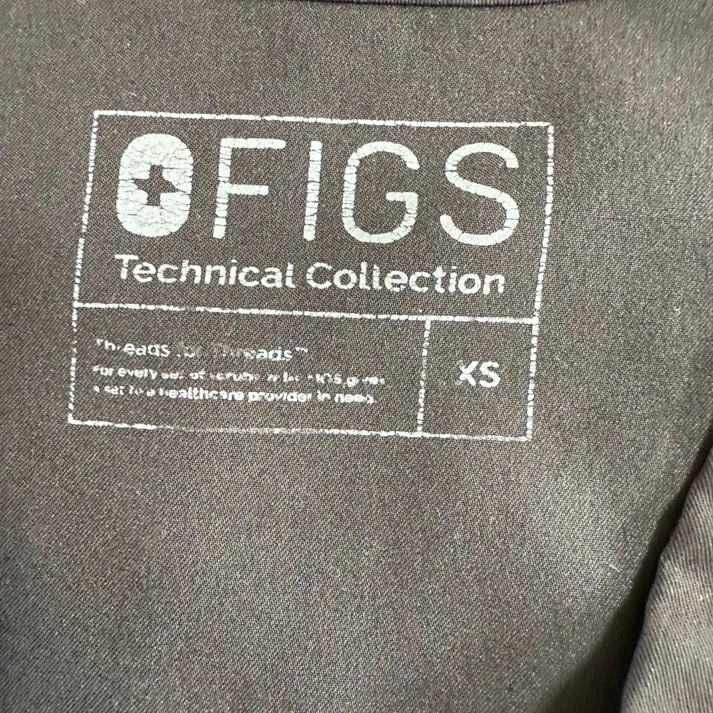 Figs XS Black Scrub Technical Collection Two Pocket Top - Picture 5 of 6